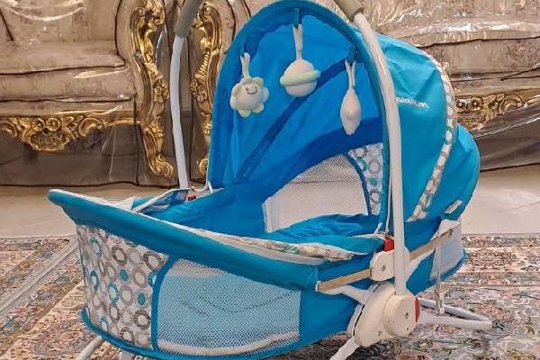 مشاوره تخصصی و انتخاب هوشمندانه: مراکز فروش گهواره تاشو در مشهد