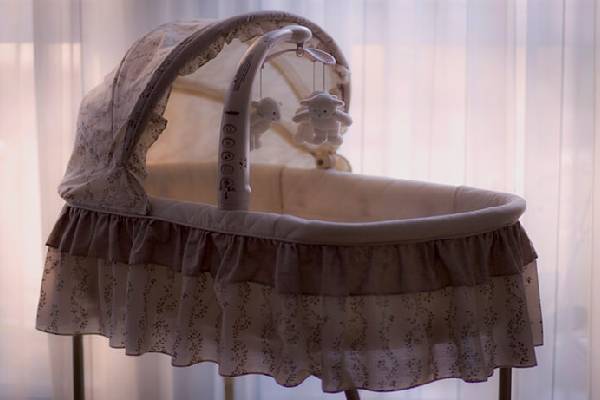 راهکار دکوراتیو گهواره پارچه‌ای برای تزئین اتاق کودک