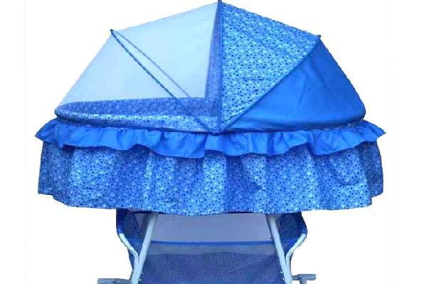 گهواره پارچهای با طرحات رنگارنگ