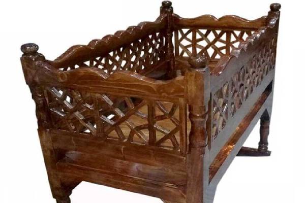 گهواره چوبی با دست سازی دقیق و دلبازی در هنر چوب‌کاری